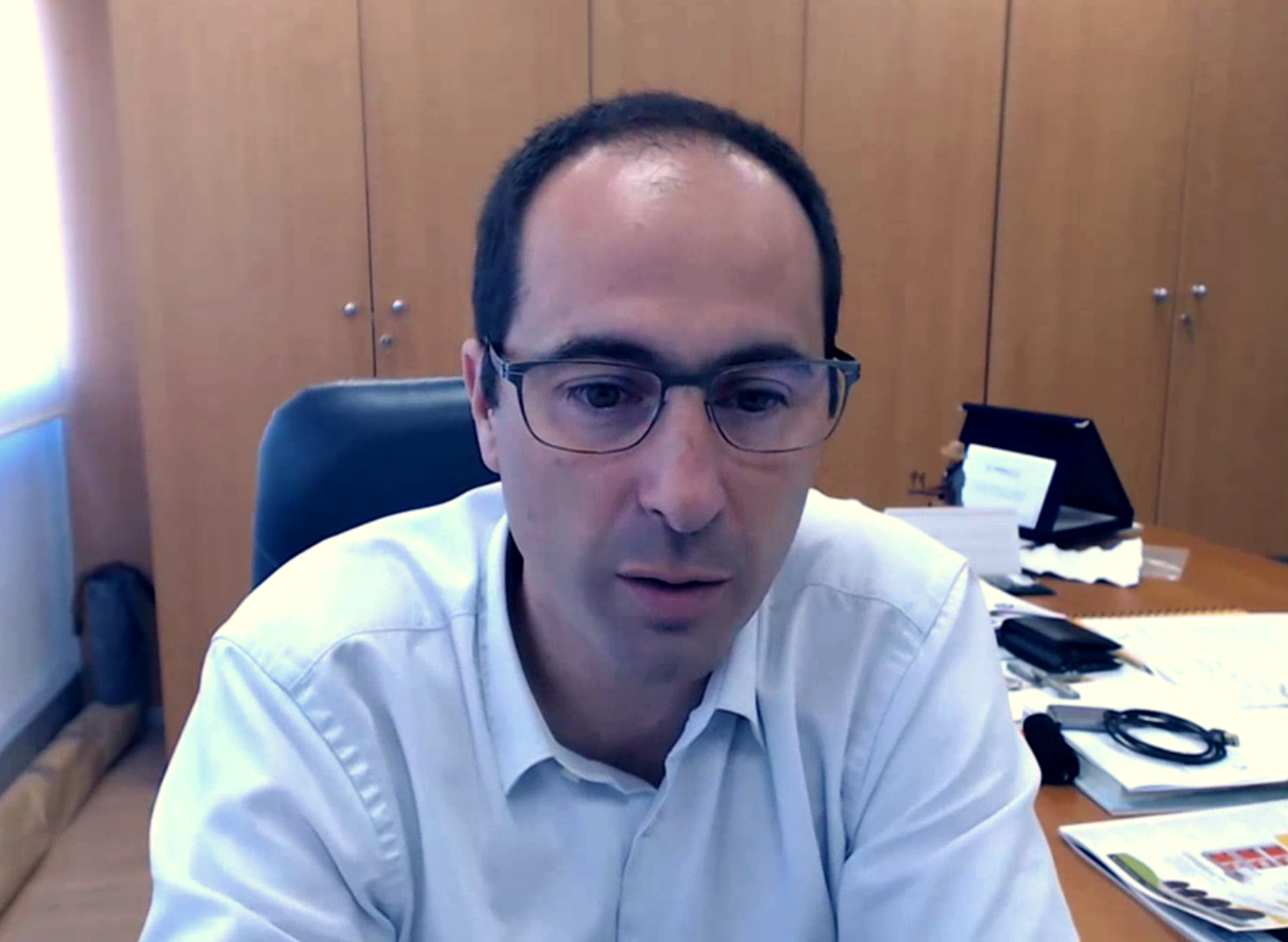 CEO de multinacional industrial en su despacho